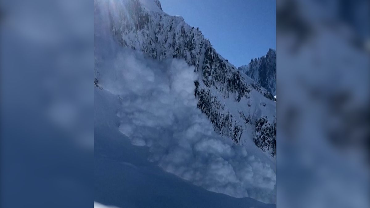 Ve francouzských Alpách se strhla lavina kousek od lyžařů